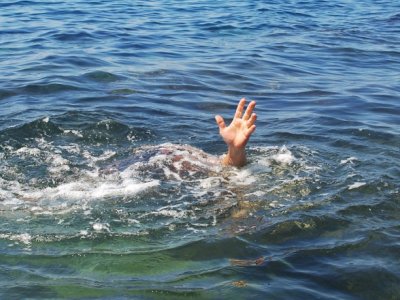 Qadını xilas edən kişi BOĞULDU