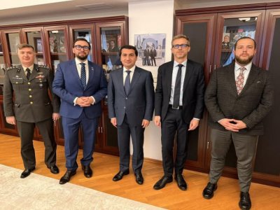Hikmət Hacıyev NATO-nun Cənubi Qafqazdakı Ofisinin rəhbəri ilə görüşdü