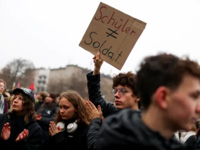 Almaniyada məktəblilər ayağa qalxdı - “Əsgər getmək istəmirik”