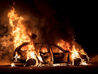 Bakıda hotelin qarajında iki maşın yandı