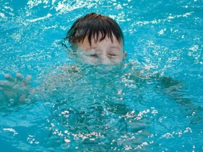 Üç yaşlı uşaq hovuza düşərək boğulub öldü