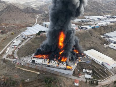 Türkiyədə fabrik yanır