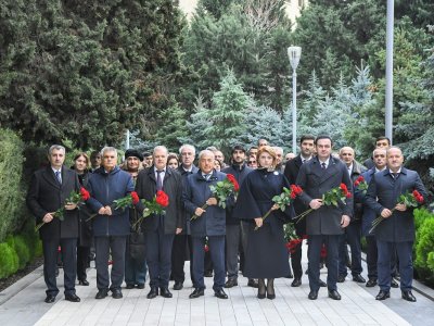 BMU kollektivi Ulu Öndərin məzarını ziyarət etdi  - FOTOLAR