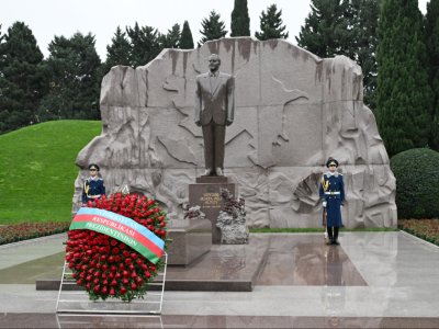 Prezident və birinci xanım Heydər Əliyevin məzarını ZİYARƏT EDİBLƏR