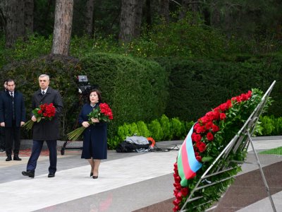 Dövlət və hökumət rəsmiləri Fəxri xiyabanda 