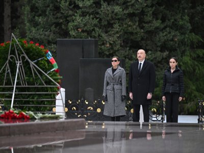 Prezident və birinci xanım Heydər Əliyevin məzarını ZİYARƏT EDİBLƏR