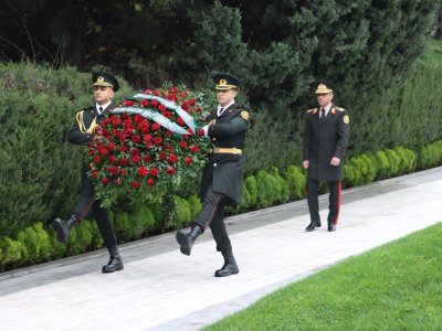 Dövlət Agentliyinin şəxsi heyəti Fəxri xiyabanda - FOTOLAR