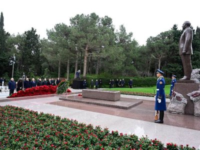 Konstitusiya Məhkəməsinin kollektivi Fəxri xiyabanda...
