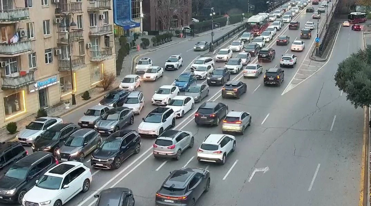 Hazırda tıxaclı yollar - evdən çıxmazdan öncə oxuyun!