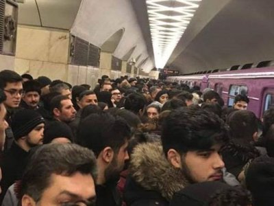 Metroda problem: Qatarlar tuneldə qaldı