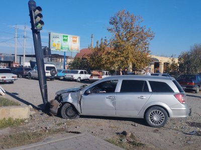 Bakıda sürücüsüz hərəkət edən maşın işıqforu məhv etdi