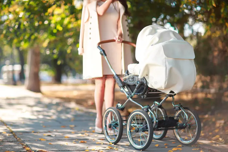 10 aylıq körpə arabadan yıxılaraq öldü