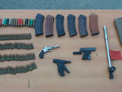 Polis xeyli sayda silah-sursat aşkarladı