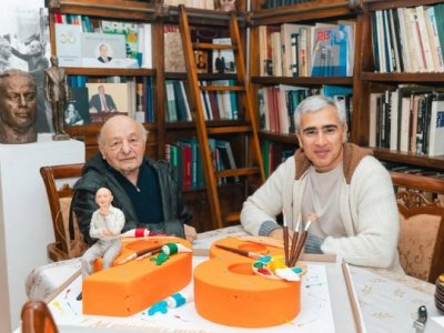 Prezidentin köməkçisi Xalq rəssamını evində ziyarət etdi