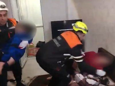 Xırdalanda evdən 3 nəfər huşsuz vəziyyətdə tapıldı - VİDEO