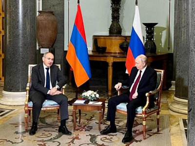 Putin Paşinyanla görüşdü