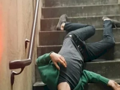 64 yaşlı kişi pilləkəndən yıxılıb öldü