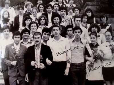 Bir şəklin tarixçəsi: İlham Əliyev SİNİF YOLDAŞLARI İLƏ...