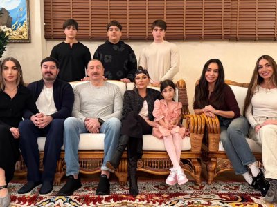 İlham Əliyev ad günündə ailəsi ilə birlikdə - FOTO