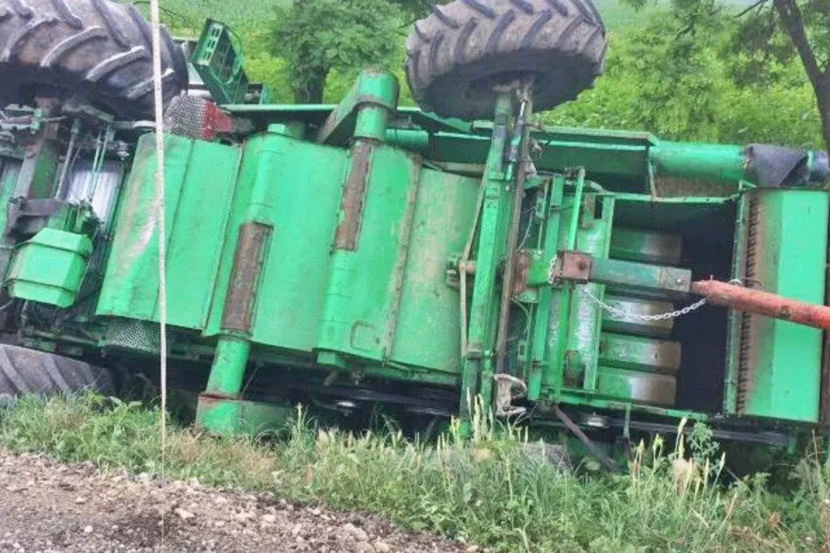 Sabirabadda kombayn kanala aşdı, sürücü ölü