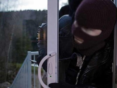 Şirniyyat mağazası və ticarət mərkəzindən oğurluq edildi