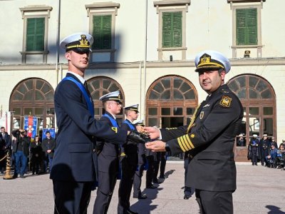 Azərbaycan italiyalı hərbçiyə &ldquo;Dənizçi kortiki&rdquo; bağışladı - VİDEO