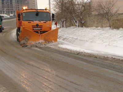 Yollar qardan təmizlənir,&nbsp;duz-qum səpən maşınlar işə salındı