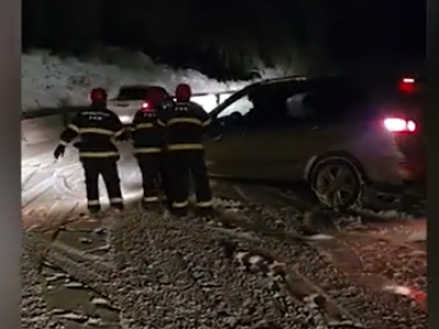 Şuşada yolu buz bağladı -&nbsp;Maşında köməksiz qalanlar belə xilas edildi (VİDEO)