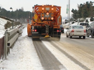 Yollar qar və buzdan təmizlənir -&nbsp;VİDEO