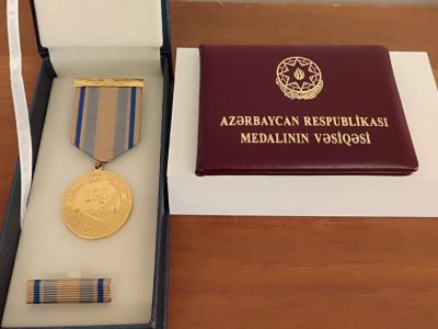 Jurnalistlərə verilən yubiley medalı - Qızıl suyuna çəkilmiş bürüncdür