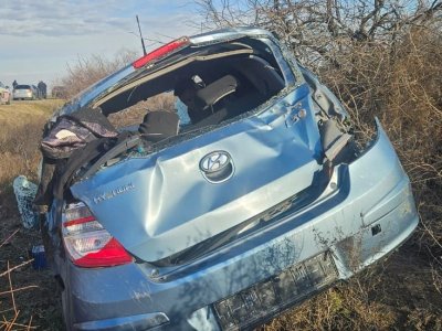 Kürdəmirdə maşın aşıb, xəsarət alanlar var