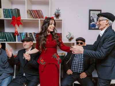 Prezidentin qızları ahıl şəxslərlə Yeni il süfrəsində - FOTOLAR