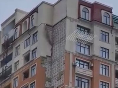 Bakıda binanın fasadı uçub