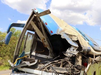 Yük maşını avtobusla toqquşdu: 11 ölü