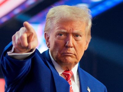 Tramp Venesuelaya zərbələr endirmək barədə əmr verib