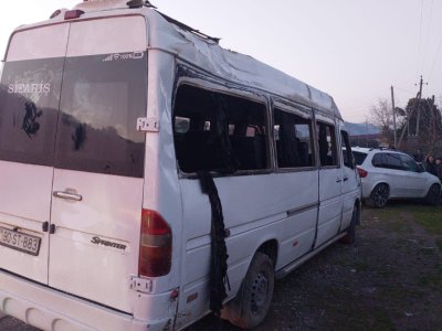 Mikroavtobus dirəyə çırpıldı - 2 nəfər öldü