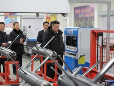 Kim Çen In hərbi fabrikə getdi - Silahlara baxdı