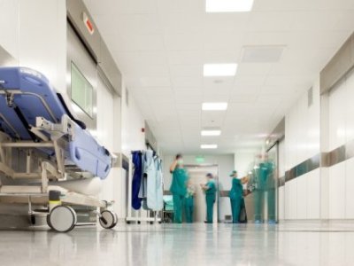 Xəstəxanaya müayinəyə gələn şəxs dəhlizdə öldü