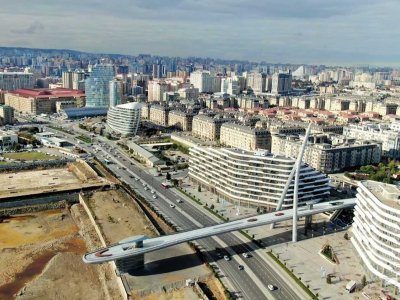 Bakıda unikal piyada körpüsü inşa edildi - VİDEO