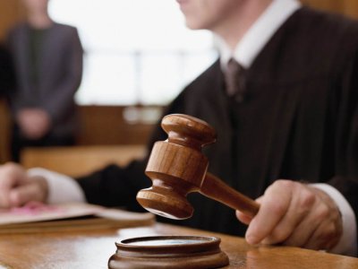 Dələduz vergi müfəttişinin cinayət işi məhkəməyə göndərildi