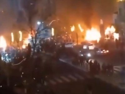 Tehran alov içində -&nbsp;etirazlar silahlı toqquşmaya çevrilir - GÖRÜNTÜ