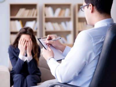 Psixoloq pasientini terapiya məqsədilə zorladı