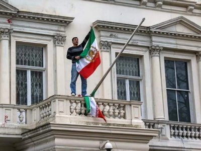 İranın Milandakı konsulluğunun lövhəsi SÖKÜLDÜ