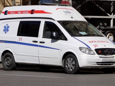 Motosiklet təcili yardım maşını ilə toqquşdu - Xəsarət alanlar var