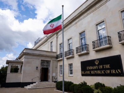 Səfirlik binasından İran bayrağını endirən şəxs həbs edildi