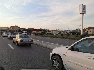 "VAZ 21011" beton maneyə çırpıldı - Xəsarət alanlar var