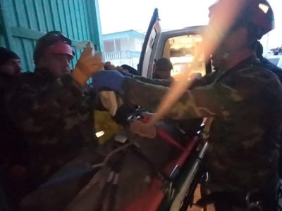 6 metr hündürlükdən yıxılan işçi FHN tərəfindən xilas edildi -