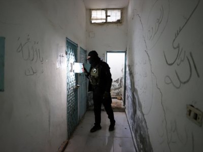 Əsirlərin saxlandığı YPG həbsxanası - FOTOLAR