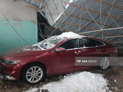 Qazaxda güclü qar səbəbindən evin talvarı çökdü - FOTO