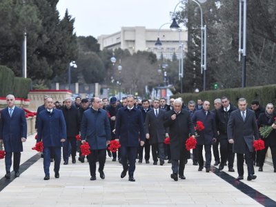 Rəqəmsal İnkişaf və Nəqliyyat Nazirliyinin kollektivi Şəhidlər xiyabanında - FOTO